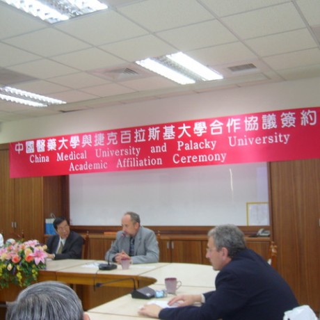 CZECH 醫學院院長.副院長.拜訪台北醫學大學邱文達校長.與醫學院院長.並且簽訂姊妹大學