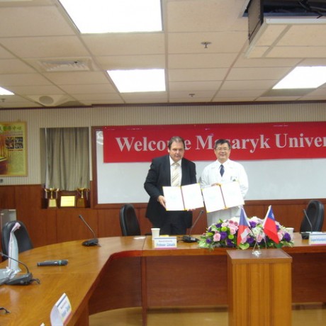 CZECH 醫學院院長.副院長.拜訪台北醫學大學邱文達校長.與醫學院院長.並且簽訂姊妹大學