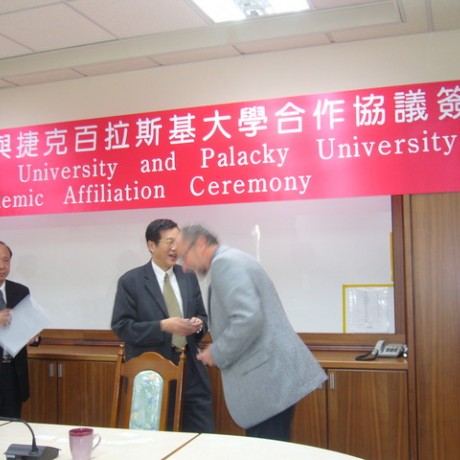 CZECH 醫學院院長.副院長.拜訪台北醫學大學邱文達校長.與醫學院院長.並且簽訂姊妹大學